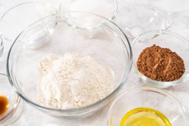 Çikolatalı çilekli kek pişirmek için bardaktaki karışımlar..