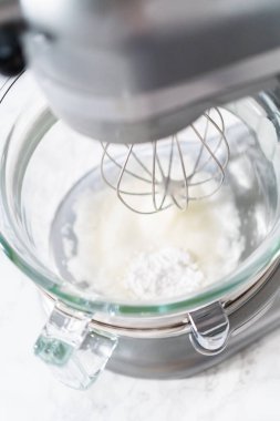 Paskalya kurabiyesi pişirmek için mutfak mikseri malzemelerini karıştırıyorum..