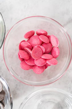 Bardaktaki malzemeler, gurme çikolatalarını serpiştirmek için karıştırma kabı..