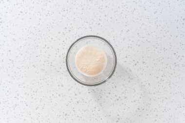 Düz yatıyordu. Bardaktaki kuru mayayı aktifleştirip karıştırarak naan dippers pişiriyorum..