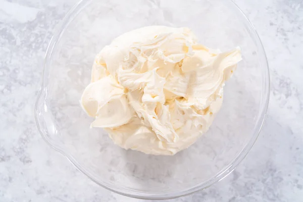 ユニコーンレインボーチョコレートカップケーキを作るために店で購入したバタークリームの霜降りを準備 — ストック写真