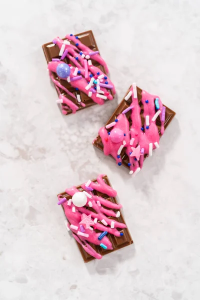 Gurmánská Tmavá Mini Čokoláda Mrholenou Růžovou Čokoládou Ozdobnými Posypy Navrchu — Stock fotografie