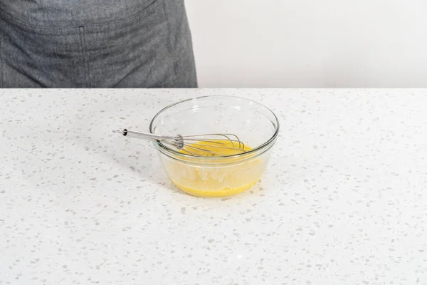溶き卵とサツマイモと朝食エンパナーダのための充填を準備するためにガラス混合ボウルに成分を混合 — ストック写真