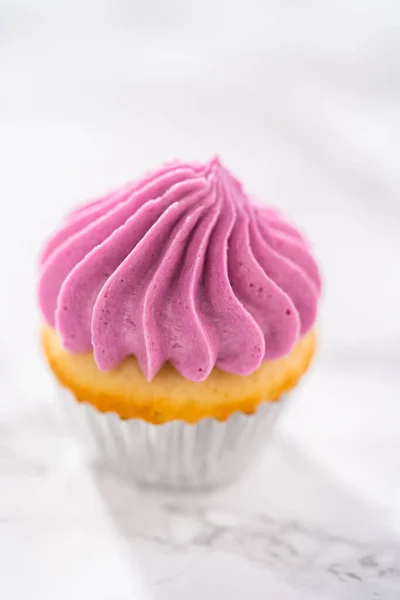 Mini Cupcakes Vainilla Recién Horneados Con Glaseado Crema Mantequilla Rosa — Foto de Stock