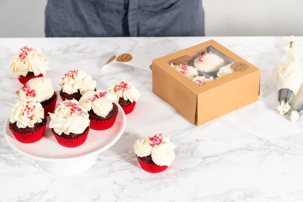 Imballaggio Cupcake Velluto Rosso Appena Sfornati Con Ganache Cioccolato Bianco — Foto Stock