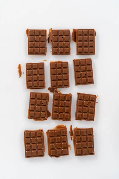Extracción Mini Chocolates Del Molde Chocolate Silicona Una Tabla Cortar —  Fotos de Stock