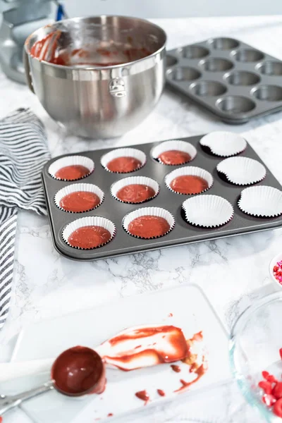 Kek Hamurunu Kek Tepsisine Atıp Kırmızı Kadife Kek Pişirmek — Stok fotoğraf