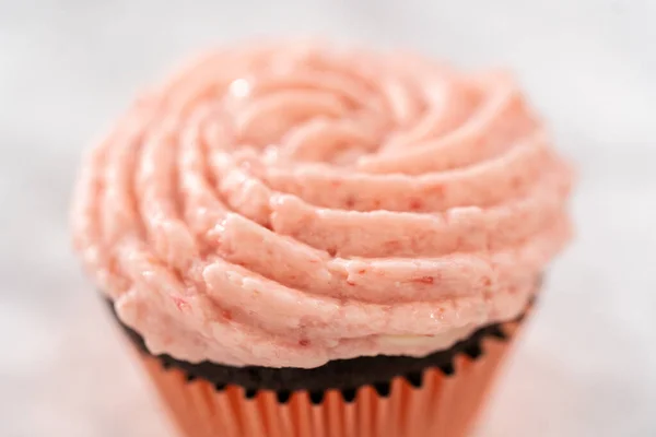 Schokoladen Cupcakes Mit Erdbeer Buttercreme Zuckerguss — Stockfoto
