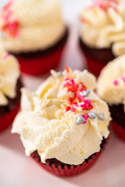 Vers Gebakken Fluwelen Cupcakes Met Witte Chocolade Ganache Glazuur Versierd — Stockfoto