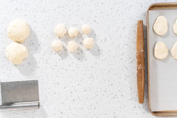 Düz Yatıyordu Fransız Merdanesiyle Yuvarlanan Ekmek Hamuru Naan Dippers Pişirmek — Stok fotoğraf