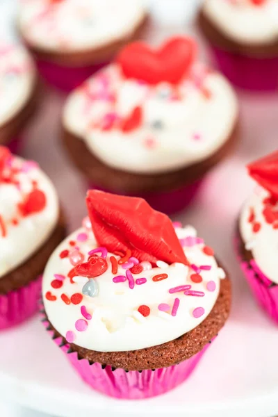 Rote Samt Cupcakes Mit Frischkäse Zuckerguss Und Dekoriert Mit Herzförmigen — Stockfoto