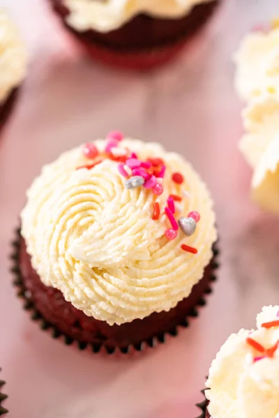 Piping Glaseado Ganache Chocolate Blanco Parte Superior Cupcakes Terciopelo Rojo — Foto de Stock