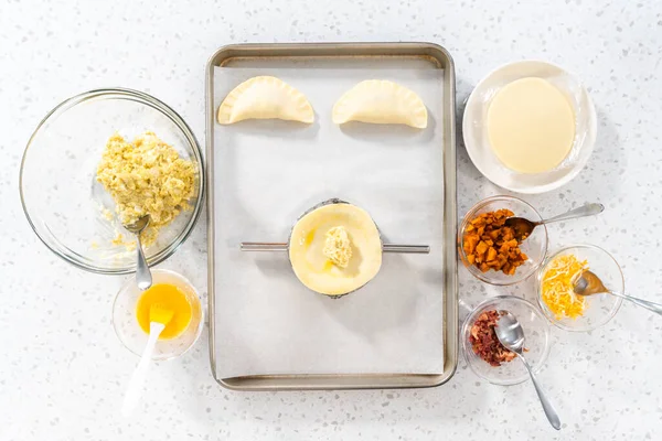 Acostado Relleno Masa Empanada Con Relleno Huevo Para Hacer Empanadas — Foto de Stock