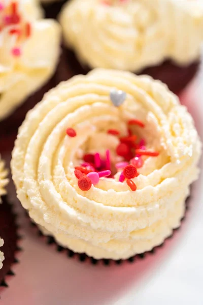 Frissen Sült Bársony Cupcakes Fehér Csokoládé Ganache Cukormázzal Díszített Szórófejek — Stock Fotó