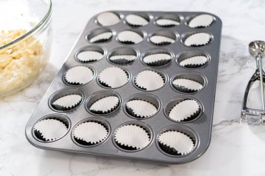 Hamur kepçesiyle kek hamuru pişirip kek tepsisine koymak ve kremalı mini vanilyalı kek pişirmek..