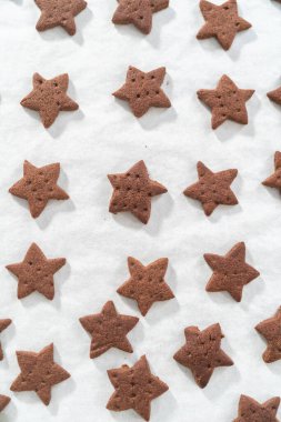 Parşömen kağıdıyla kaplanmış, fırınlanmış, taze yıldız şeklinde çikolatalı kraker..