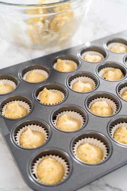 Hamur kepçesiyle kek hamuru pişirip kek tepsisine koymak ve kremalı mini vanilyalı kek pişirmek..