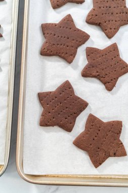 Parşömen kağıdıyla kaplanmış, fırınlanmış, taze yıldız şeklinde çikolatalı kraker..
