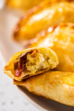 Mutfak tezgahında yumurta ve tatlı patatesli taze pişmiş börek..