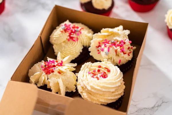 Csomagolás Frissen Sült Piros Bársony Cupcakes Fehér Csokoládé Ganache Cukormáz — Stock Fotó