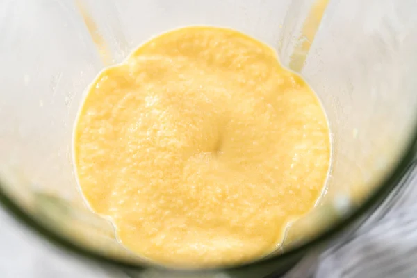 Mencampur Bahan Bahan Dalam Blender Dapur Untuk Menyiapkan Smoothie Mangga — Stok Foto