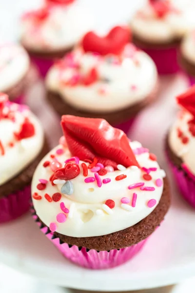 Rote Samt Cupcakes Mit Frischkäse Zuckerguss Und Dekoriert Mit Herzförmigen — Stockfoto