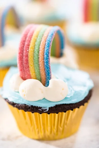 Csokoládé Cupcakes Díszített Kék Vajkrém Cukormáz Szivárvány Egyszarvú Téma Születésnapi — Stock Fotó