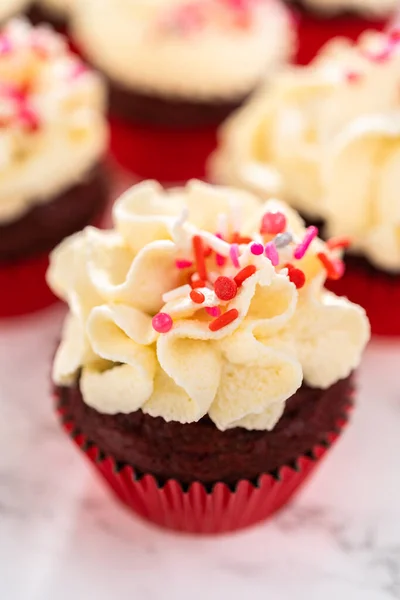 Rörledning Vit Choklad Ganache Glasyr Toppen Röda Sammet Cupcakes Och — Stockfoto