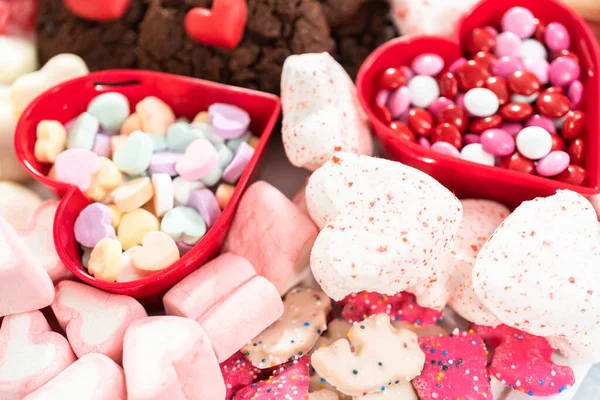 Valentinstag Käseplatte Mit Einer Vielzahl Von Keksen Und Bonbons — Stockfoto