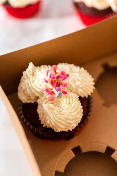 Csomagolás Frissen Sült Piros Bársony Cupcakes Fehér Csokoládé Ganache Cukormáz — Stock Fotó