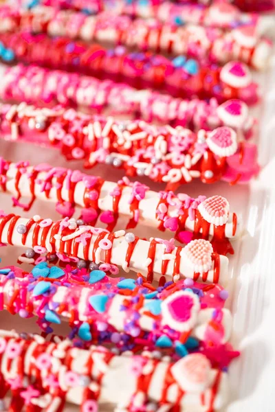 Schokoladenüberzogene Brezelstangen Mit Herzförmigen Streuseln Zum Valentinstag — Stockfoto