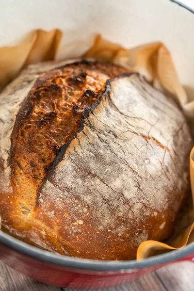 焼きたての生地のライ麦パンオランダのオーブンでパンのローフ — ストック写真