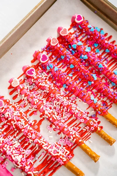 Drizzling Melted Chocolate Chocolate Dipped Pretzels Rods Decorating Sprinkles Make — Stock Photo, Image