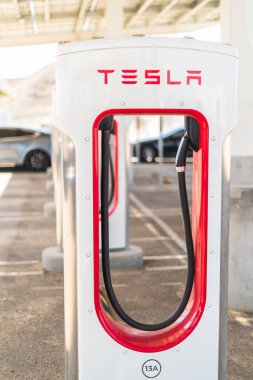 Baker, California, ABD-12 Ekim 2021 - Tesla gün boyunca süperşarj istasyonu.