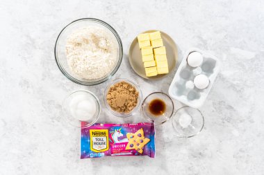 Denver, Colorado, ABD-16 Ocak 2021. Tek boynuzlu at çikolatalı kurabiye pişirmek için cam karıştırma kaselerinde bulunan malzemeler..