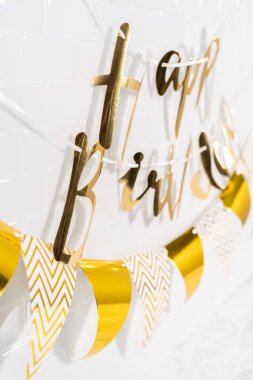 Kağıt Mutlu Yıllar Altın Kağıt Pankart mutfakta.