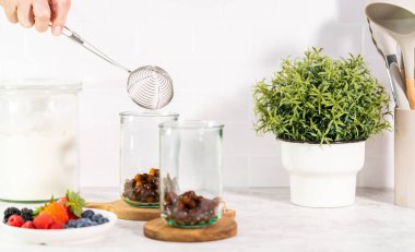 Taze yapılmış meyveli buzlu içeceği bardağa dolduruyorum..