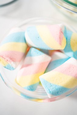 Tek boynuzlu atı sıcak çikolata yapmak için cam karıştırma kaselerinde ölçülmüş malzemeler..