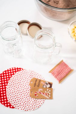 Noel hediyesi olarak mason kavanozunda ev yapımı sıcak çikolata karışımı yapıyorum..