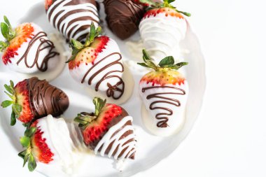 Beyaz ve siyah çikolata soslu çilek tezgahında..