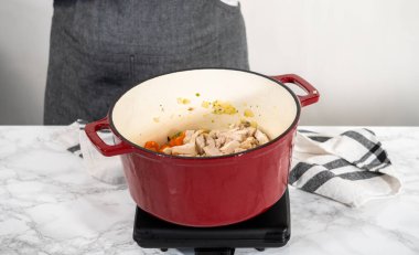 Hollanda usulü fırında kluski şehriyeli tavuk çorbası pişirmek..