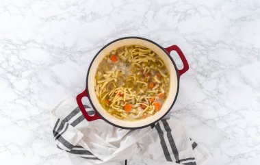 Düz yatıyordu. Hollanda usulü fırında kluski şehriyeli tavuk çorbası pişirmek..