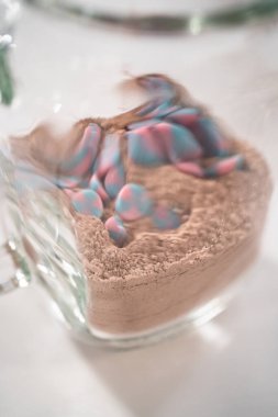 Yemek hediyesi olarak mason kavanozunda tek boynuzlu at sıcak çikolatası yapıyorum..