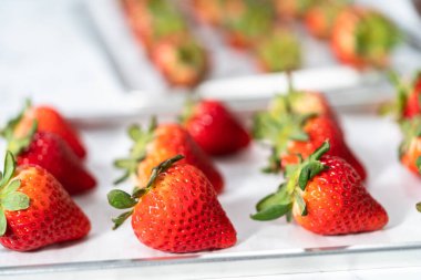 Beyaz ve siyah çikolata soslu çilek yapıyorum..