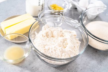 Limonlu kek pişirmek için bardaktaki karışımlar..