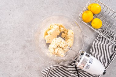 Düz yatıyordu. Limonlu kek için hamura malzemeleri karıştırıyorum..