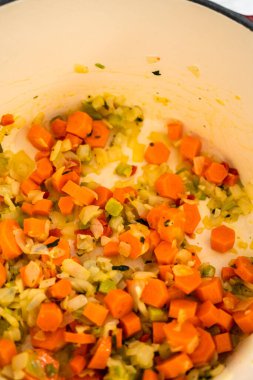 Hollanda usulü fırında kluski şehriyeli tavuk çorbası pişirmek..