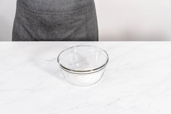 Preparazione Una Glassa Pane Bianco Una Ciotola Vetro — Foto Stock