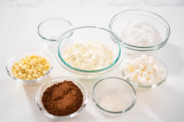 Измеренные Ингредиенты Стеклянных Мисках Приготовления Домашнего Горячего Шоколада — стоковое фото