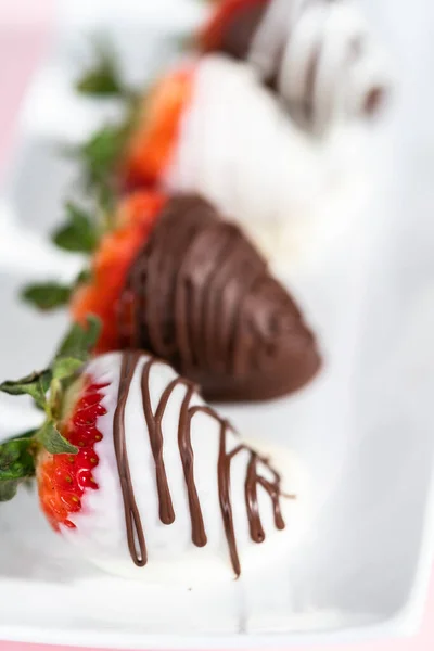 Weiße Und Dunkle Schokolade Eingetauchte Erdbeeren Auf Einem Weißen Servierteller — Stockfoto